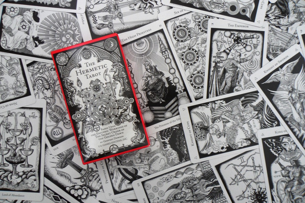 HERMETIC TAROT DECK CARDS ESOTERIC TELLING WHITE BLACK US GAMES SYSTEMS