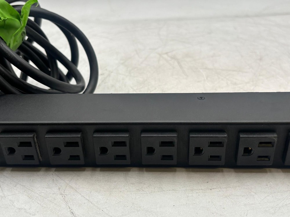 APC AP9567 Basic Rack-Mount PDU Power Distribution Strip