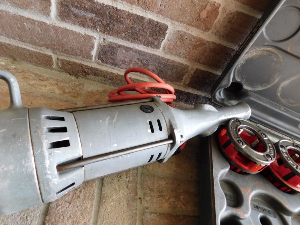 RIDGID 700 PIPE THREADER THREADING MACHINE WITH 6 DIES 1/2" TO 2" WITH CASE
