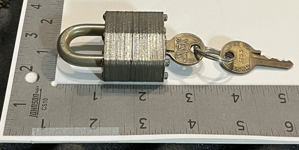 MASTER LOCK COMPANY #3 PADLOCK (2) BRASS KEYS.