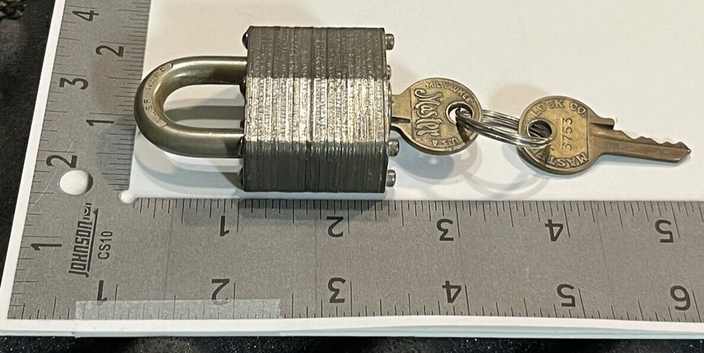 MASTER LOCK COMPANY #3 PADLOCK (2) BRASS KEYS.