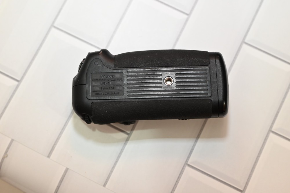 Nikon OEN MB-D10 Multi-Power Battery Pack