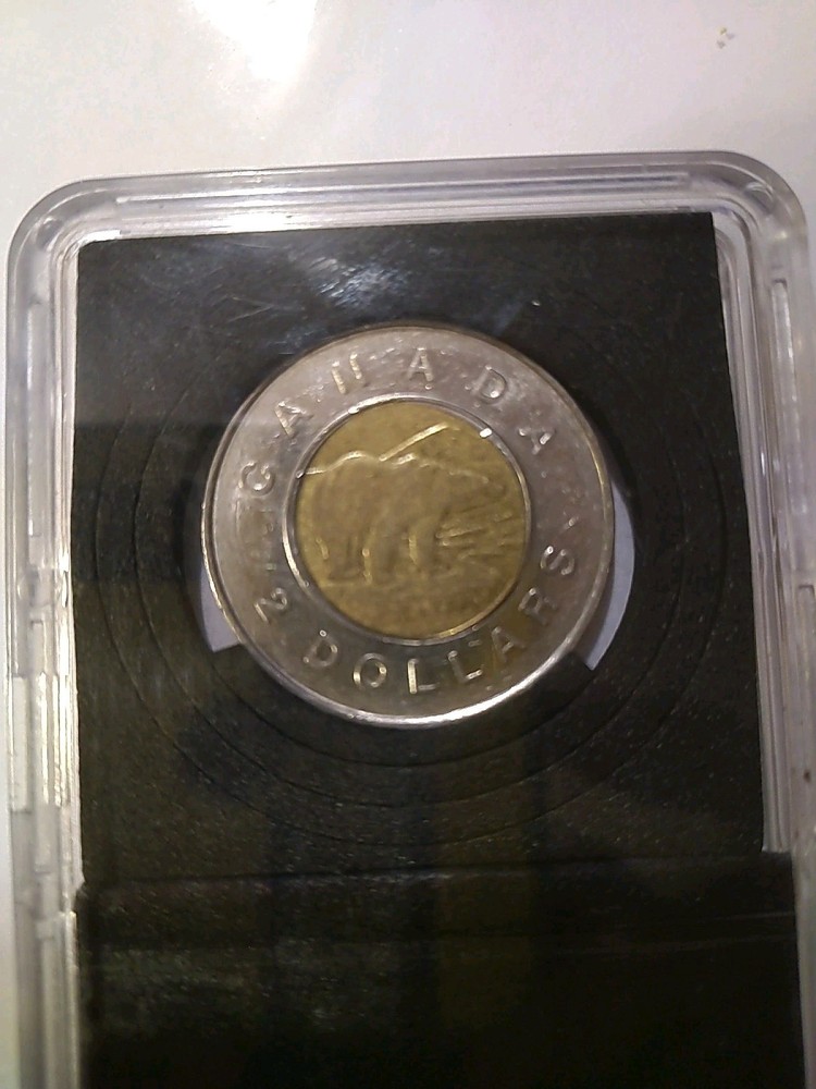 RARE MINTING ERROR 1996 CANADA $2 COIN. OFF CENTRE PLANCHET STRIKE ERROR.
