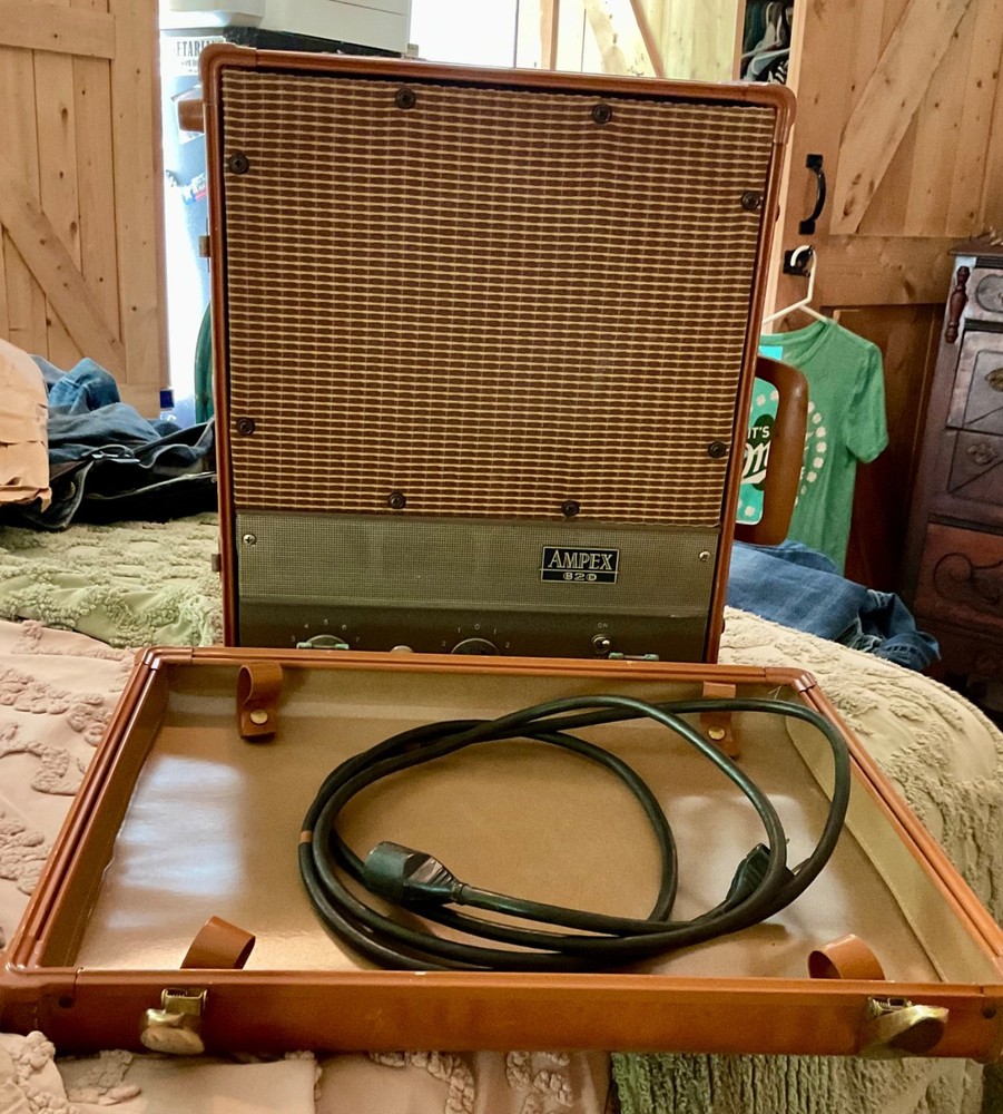 Vtg AMPEX 620 Amplifier Speaker in Case powers up not fully tested