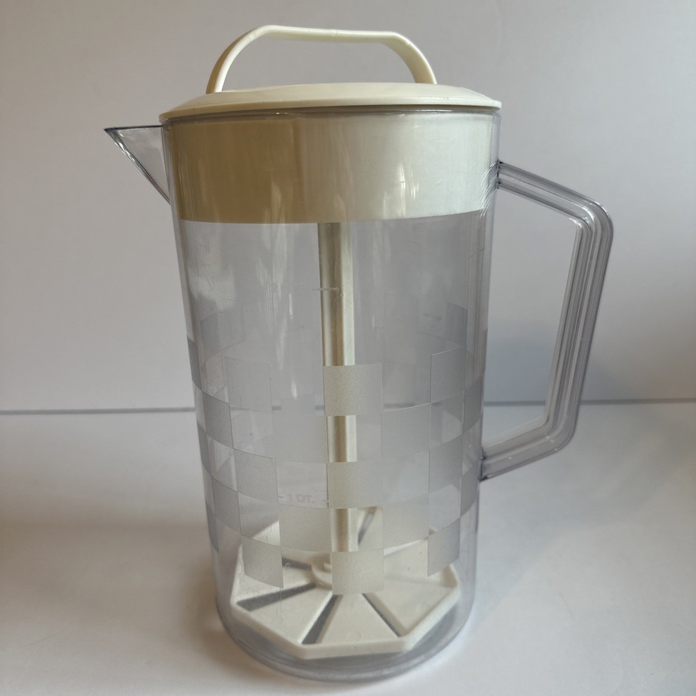 Pampered Chef Quick-Stir Pitcher 2 Quart Checkerboard Pattern White Lid