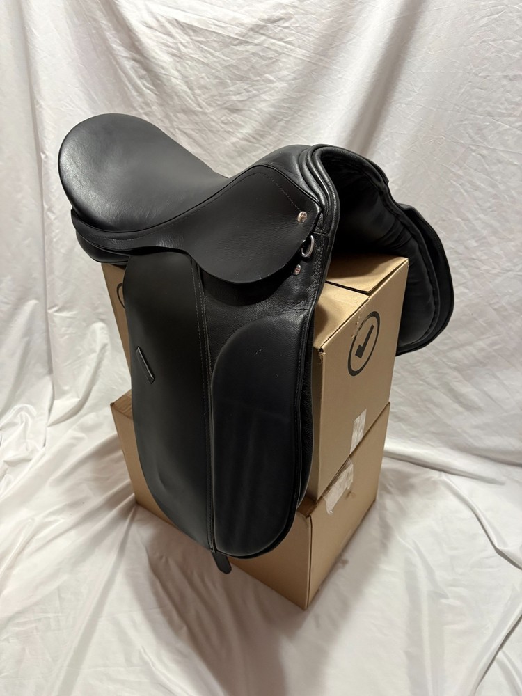 Dressage Saddle 17" Black Good condition