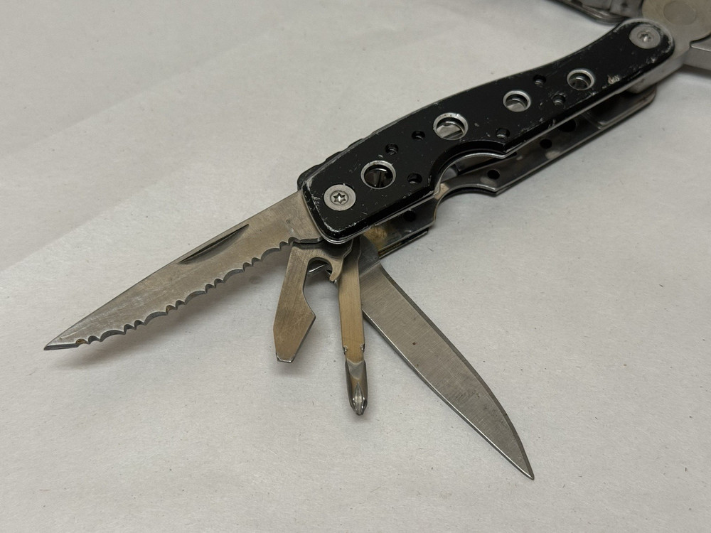 Snap-On Multi-Tool Knife Screwdriver File Saw Pliers