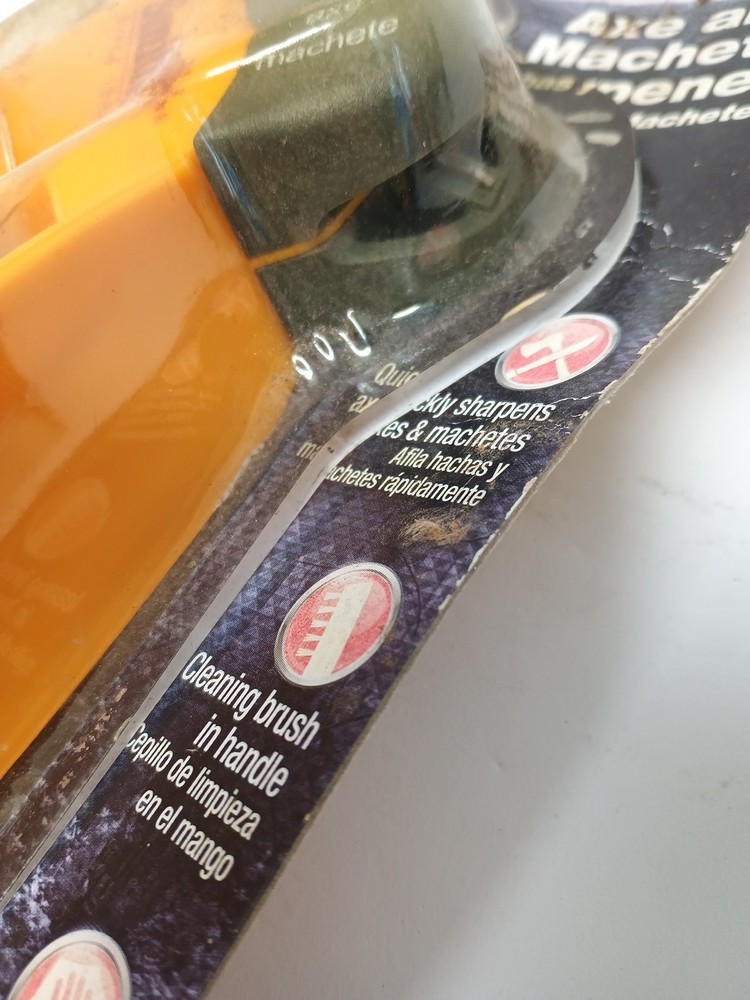 SMITH'S Axe and Machete Sharpener -Cleaning Brush in Handle