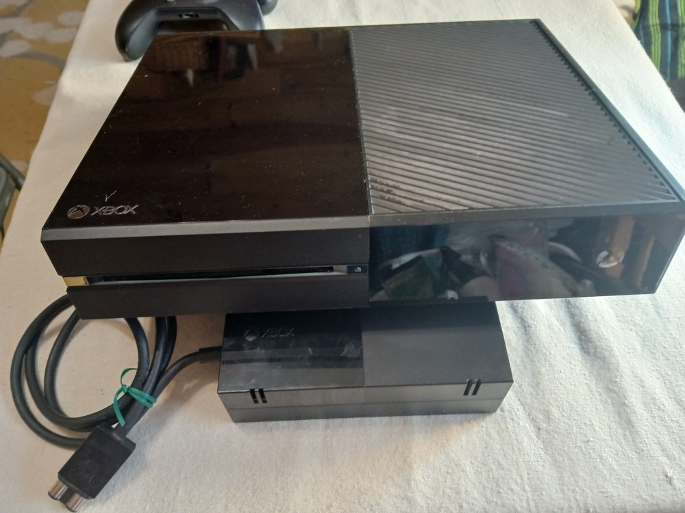 XBox One Console Model 1540 Bundle w/2 Controllers/Kinect Motion Sensor/4 games