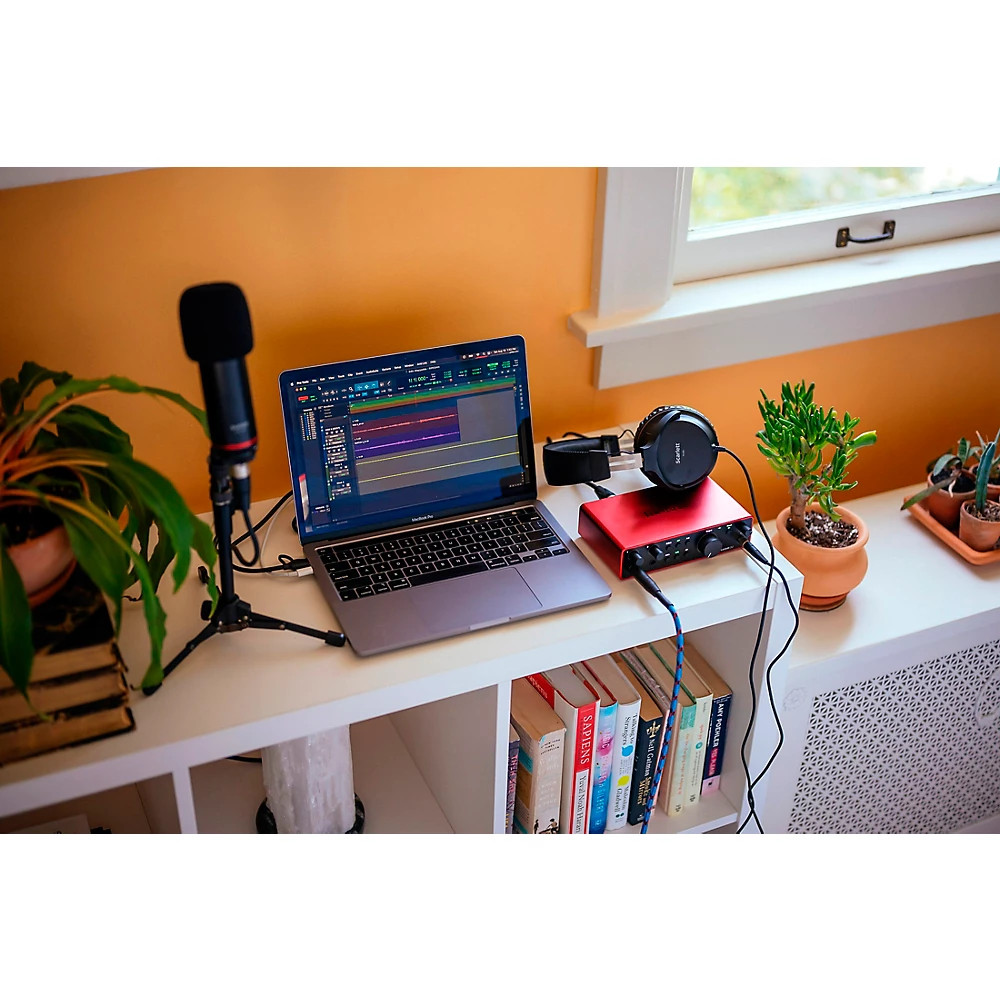 Focusrite Scarlett 2i2 Studio Pack (Gen 4)