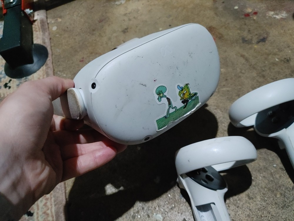 BROKEN Oculus Meta Quest 2 Headset And Controllers
