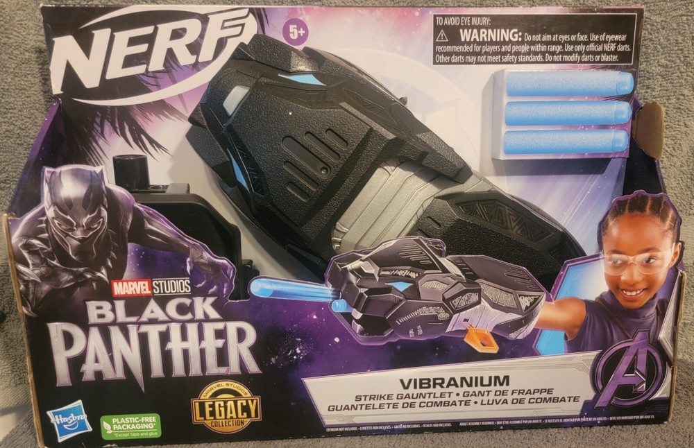 MARVEL BLACK PANTHER VIBRANIUM STRIKE GAUNTLET includes 3 darts