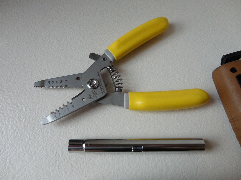 Southwire Tool Lot: M400TP Cable Receptacle Voltage Testers Multi-Tool Stripper