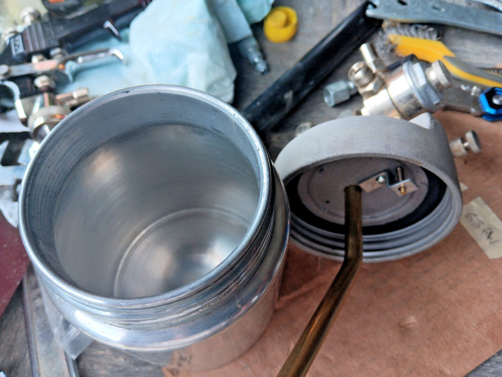 BINKS- 1 QT PRESSURE CUP