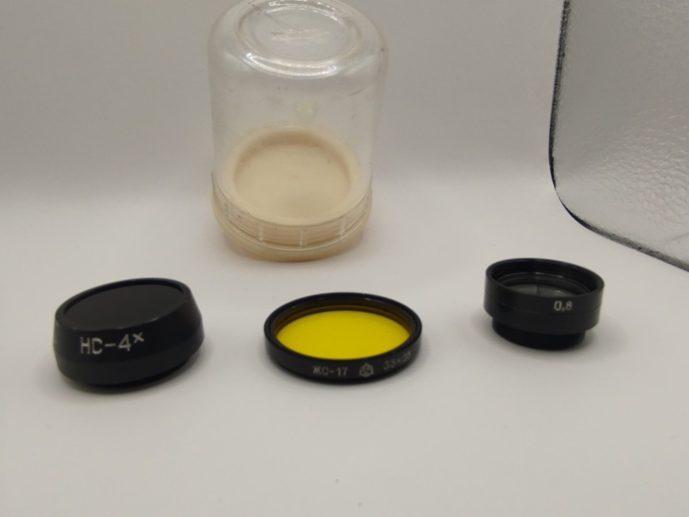 Eyepieces and light filters for microscopes