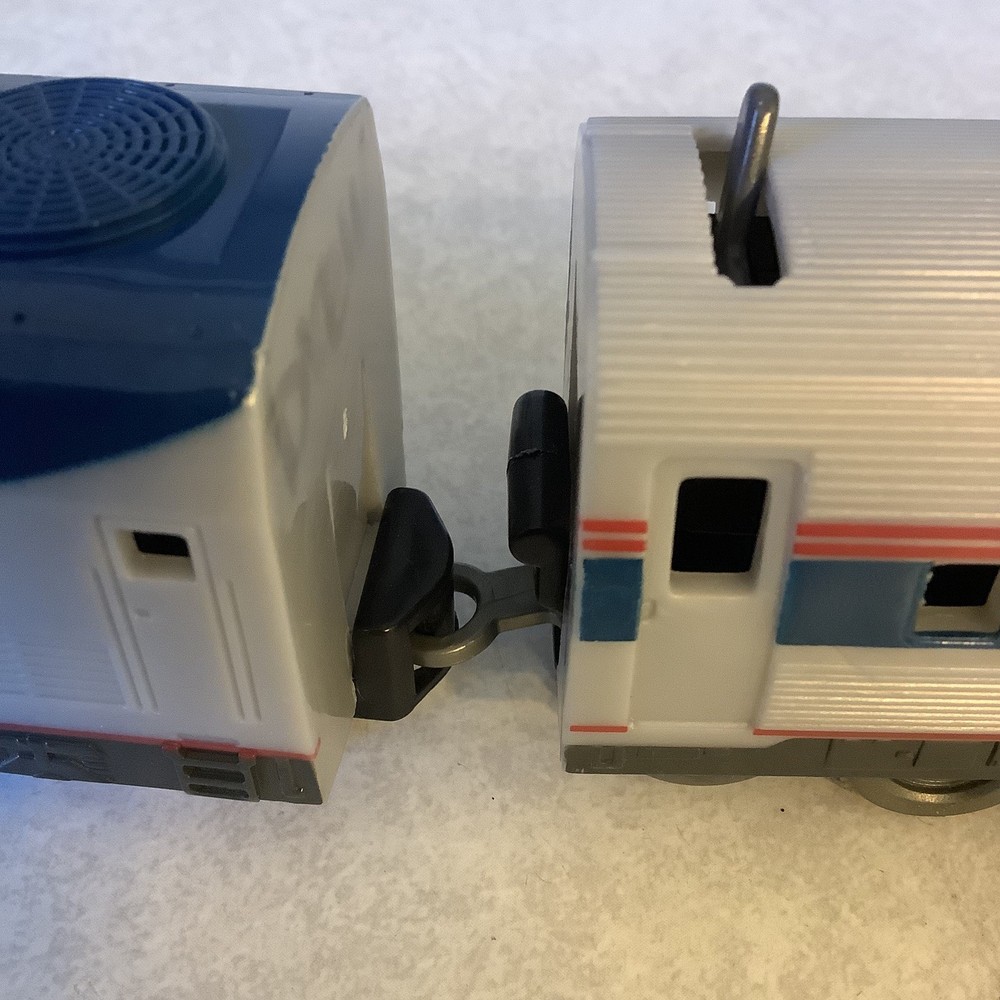 AMTRAK Express ENGINE 155 & 2 PASSENGER CARS PLASTIC TRAINS NOT POWERED