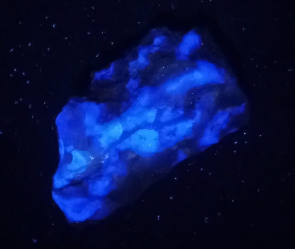 Raw Purple Fluorite Uv Reactive Fluorescent Mineral