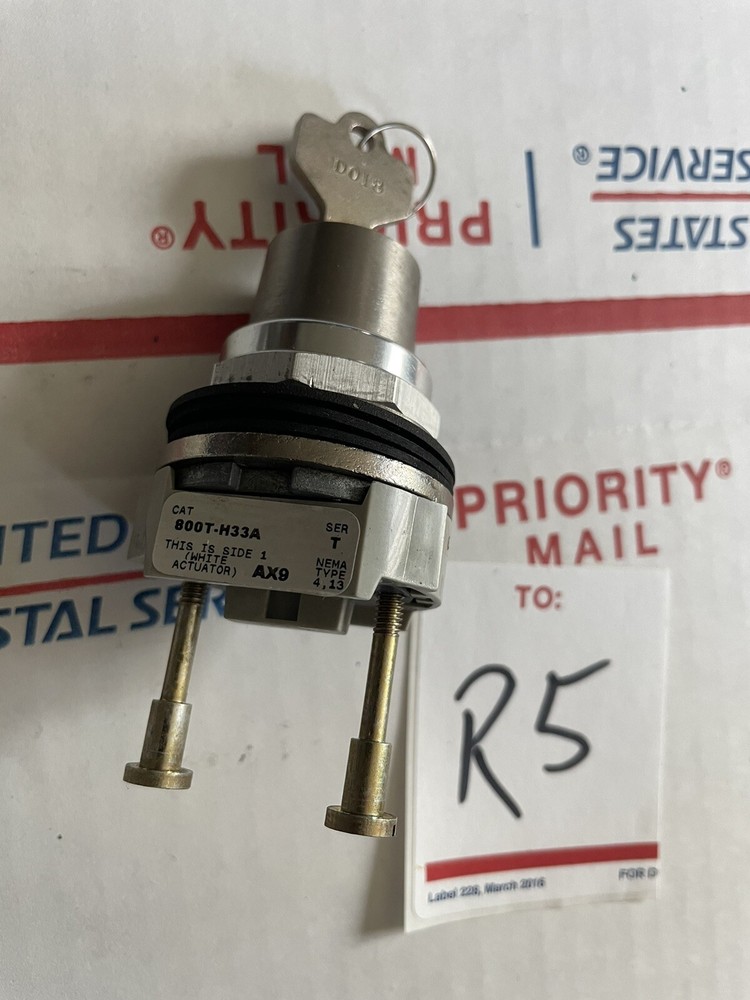 Allen-Bradley 800T-H33A Keyed Switch