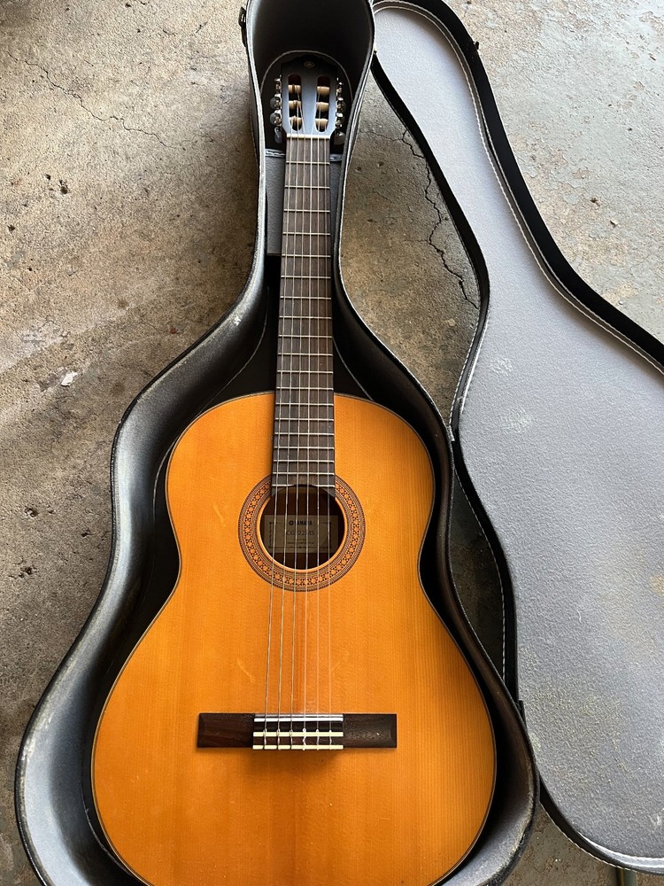 Yamaha CG122MS Classical Guitar with Hard Case – Solid Top