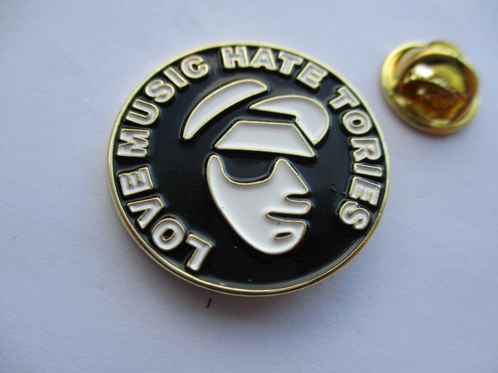 LOVE MUSIC HATE TORIES metal badge (gold)