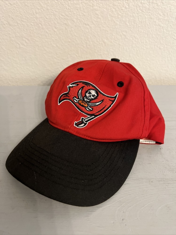 BUCANEERS YOUTH BLACK AND RED SIZE S/M  CAP HAT (PRE-OWNED)