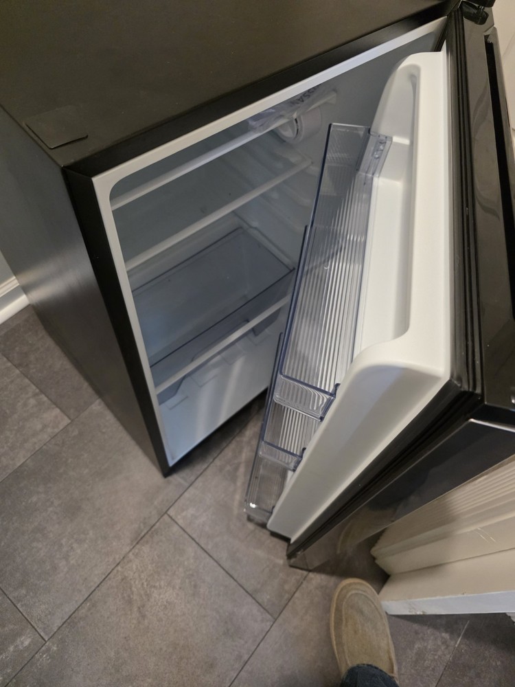 Mini fridge Total Capacity (cu. ft.): 4.3 cu ft