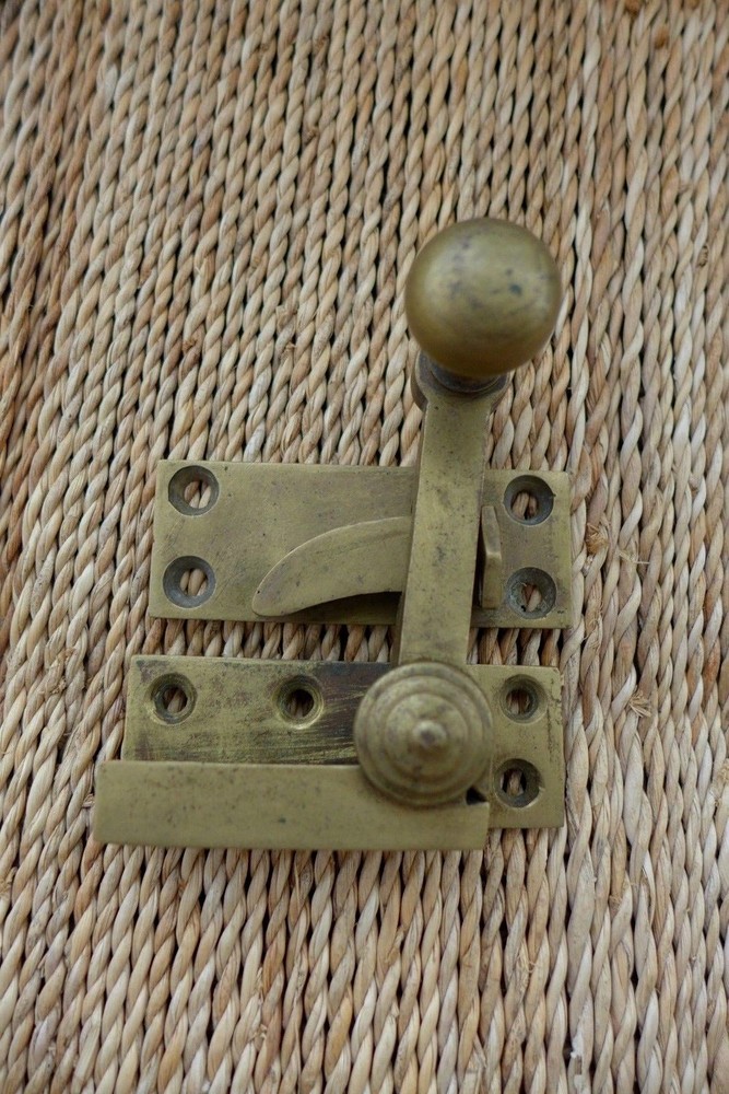 ANTIQUE VINTAGE BRASS WINDOW LOCK WITH LOCKING HANDLE PROJECT COLLECTOR 27-36