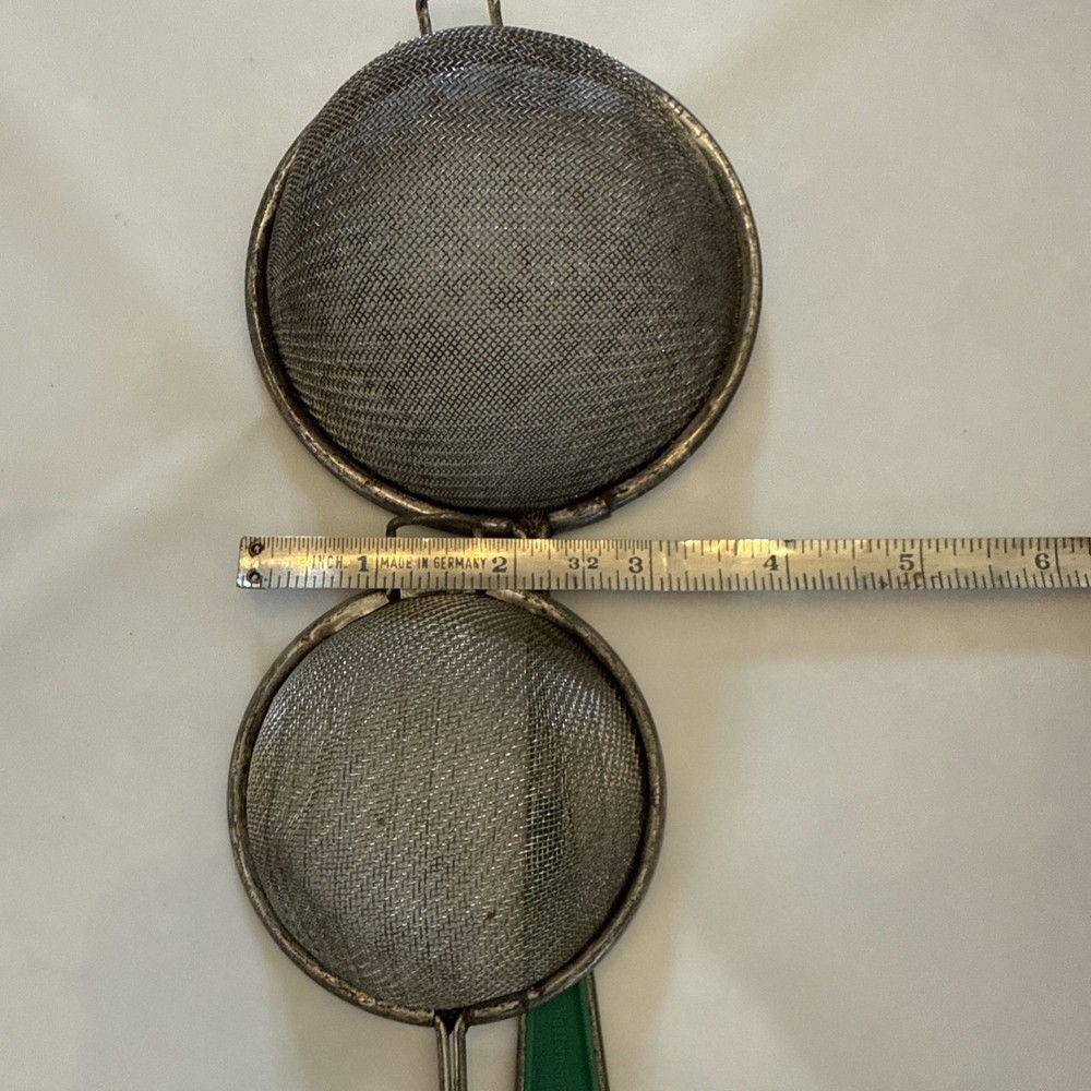 2 Vintage Hand Held Strainer Sifter Plastic Handle Flour Retro Kitchen 3” & 4”