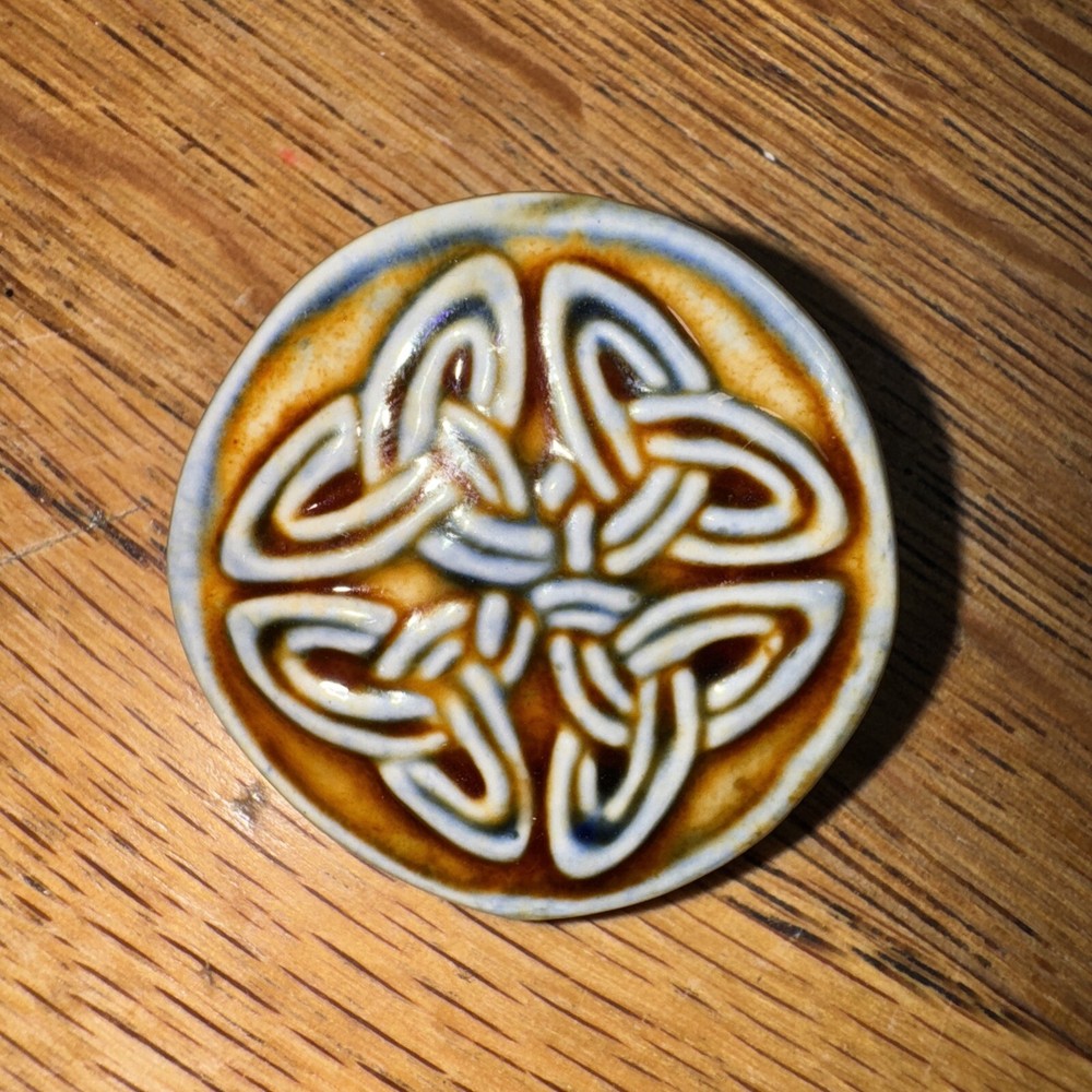 Vintage Ceramic Celtic Knot Brooch 3cm