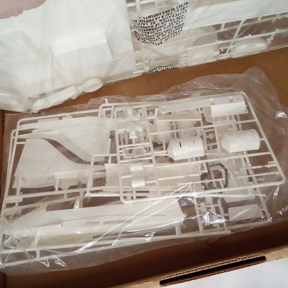 Revell 4544 1/144 Discovery Space Shuttle With Boosters In Box Unassembled