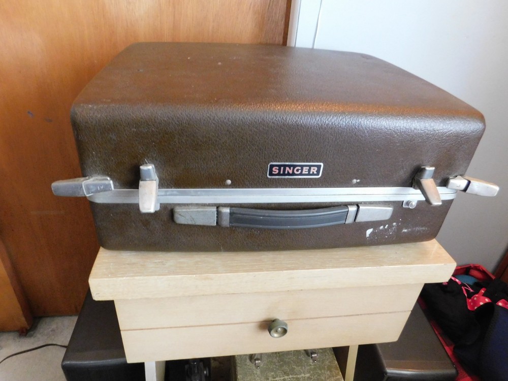 Singer HE-911 Turntable with Travel Case (Working)