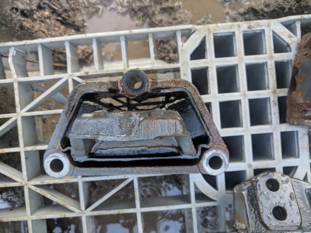 REAR ENGINE MOUNT - REMOVED FROM DAF LF