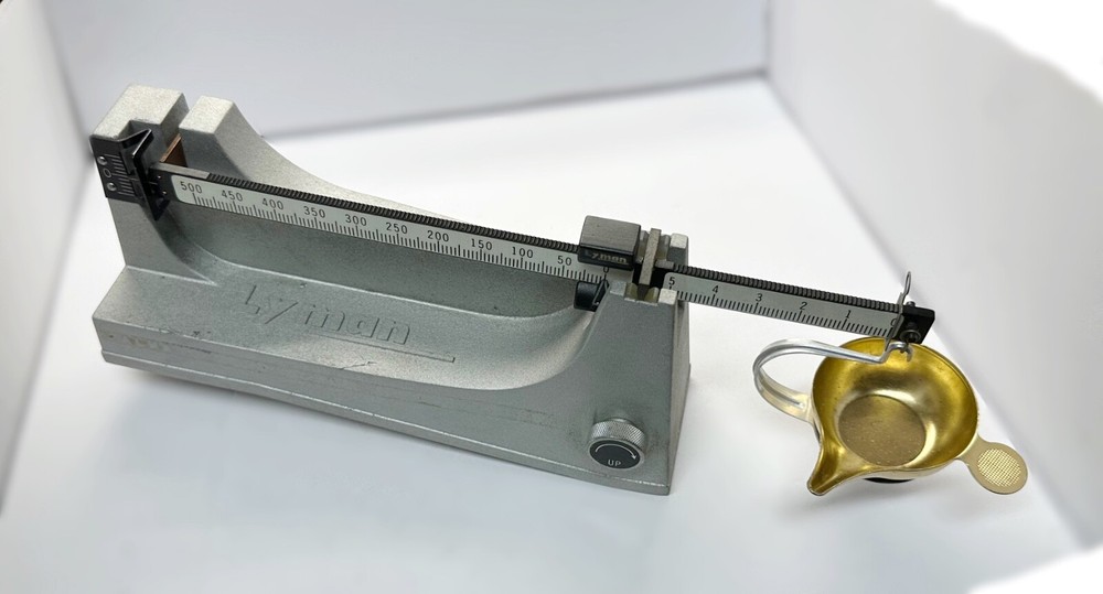 LYMAN “D-7” PRECISION RELOADING POWDER SCALE WITH “BEAM LIFTER” CONTROL KNOB