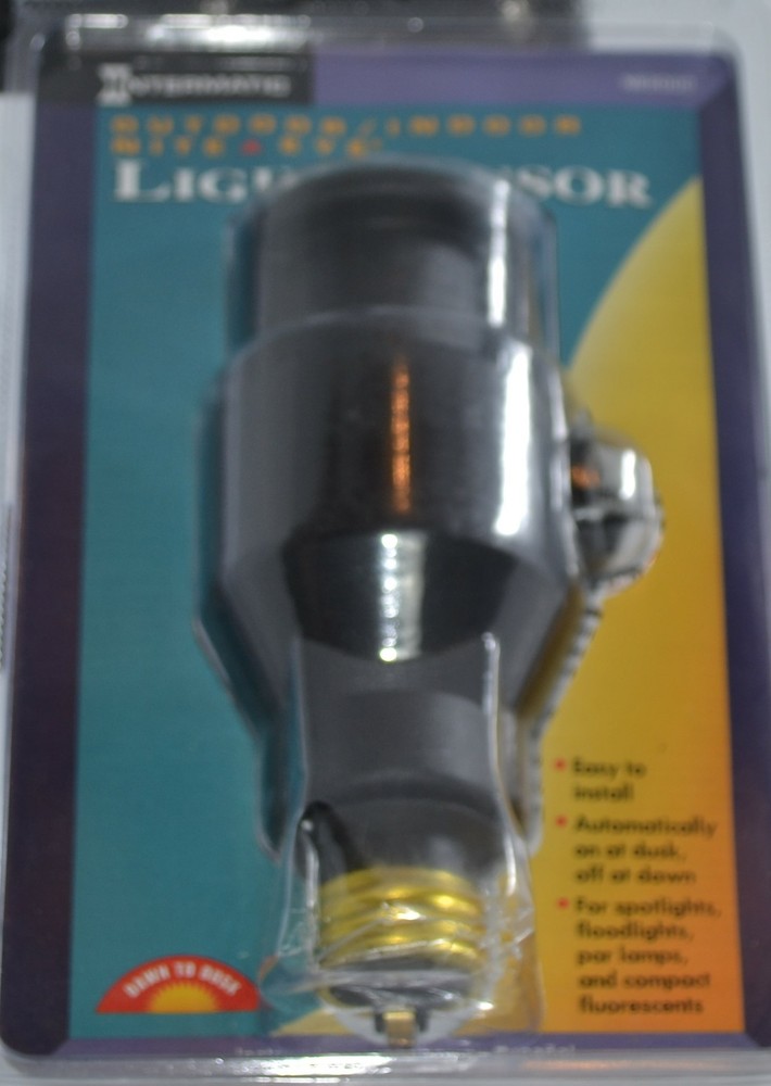 New Dusk to Dawn Intermatic automatic light control model number NE200C NEW