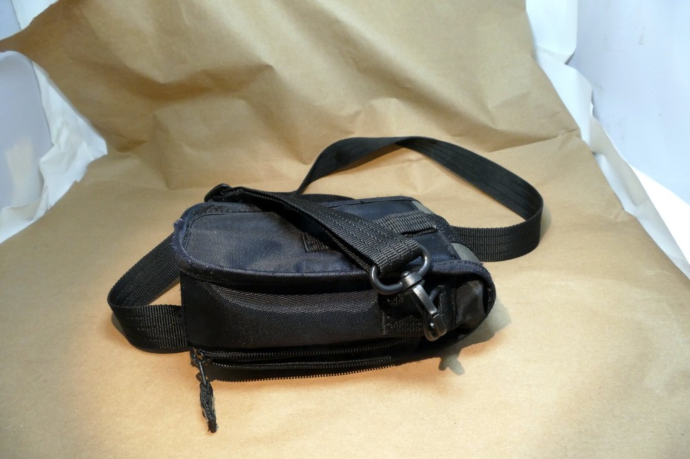 Targus digital camera messenger bag case with shoulder strap black-gray