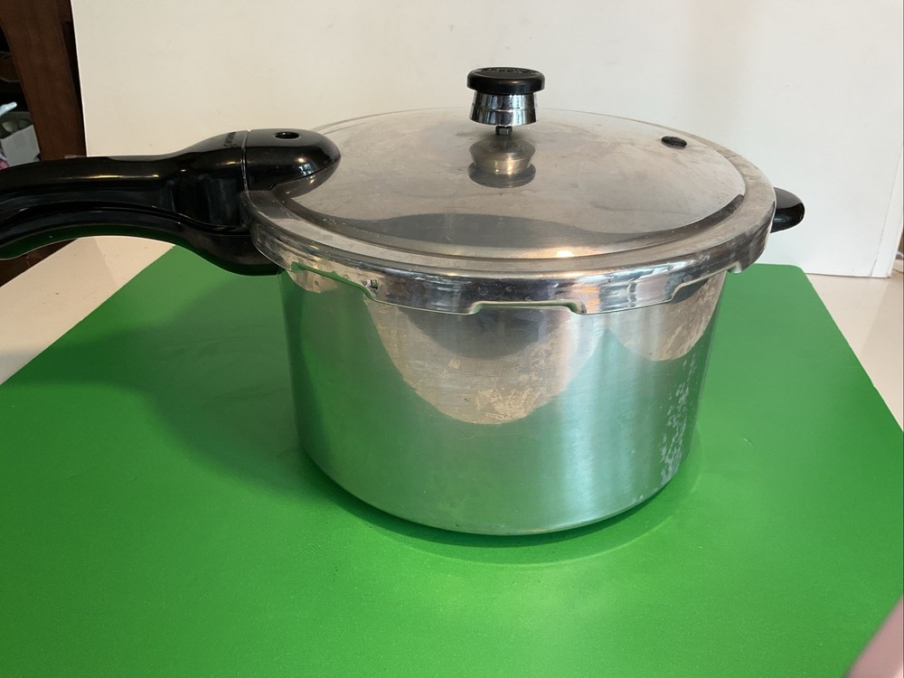 Vintage Presto Model 01282 8-Quart Pressure Cooker