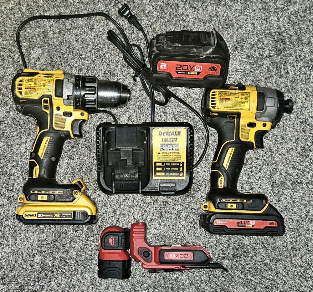 DEWALT 20-Volt MAX Combo Kit - Includes Flashlight