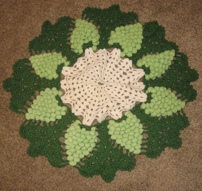GREEN GRAPE CLUSTER ROUND 32" CROCHET LARGE TABLE BUFFET CENTER PIECE