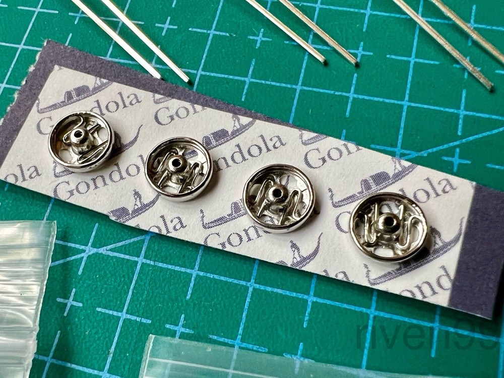 Adafruit Beginner LED Sewing Kit w/ conductive thread, flicker LEDs, snaps