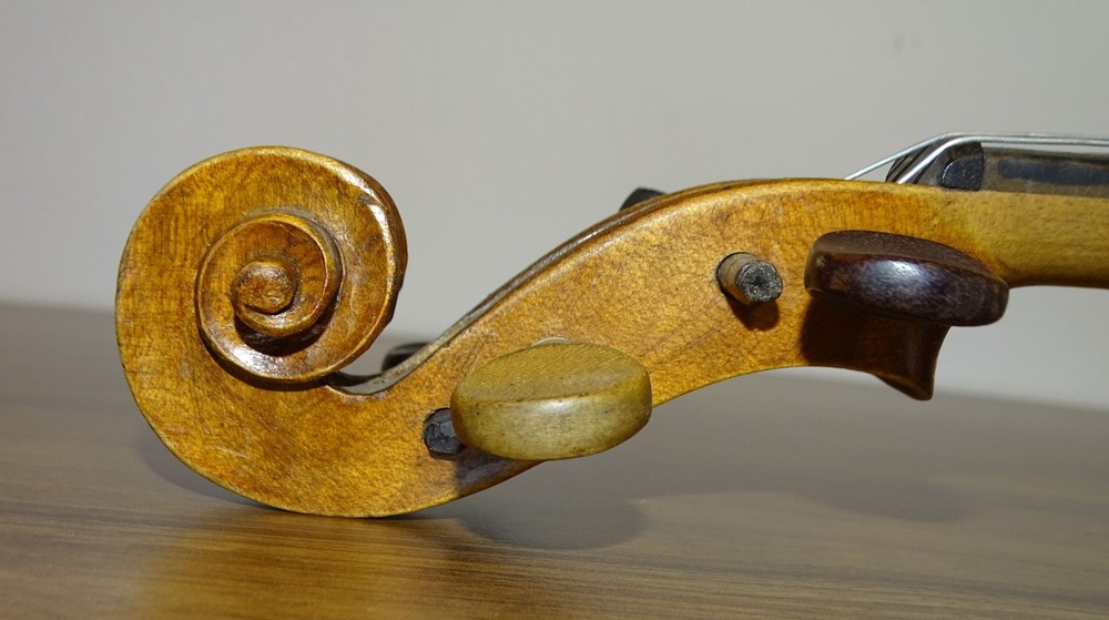 VERY OLD VIOLIN labelled JOHN SHAW (Nr. 221)