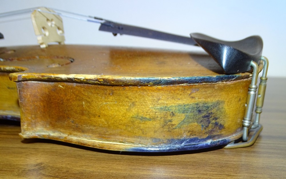 VERY OLD VIOLIN labelled JOHN SHAW (Nr. 221)