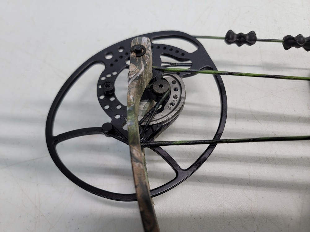 Bear Archery Moment RH Compound Bow 27" 70lbs Draw