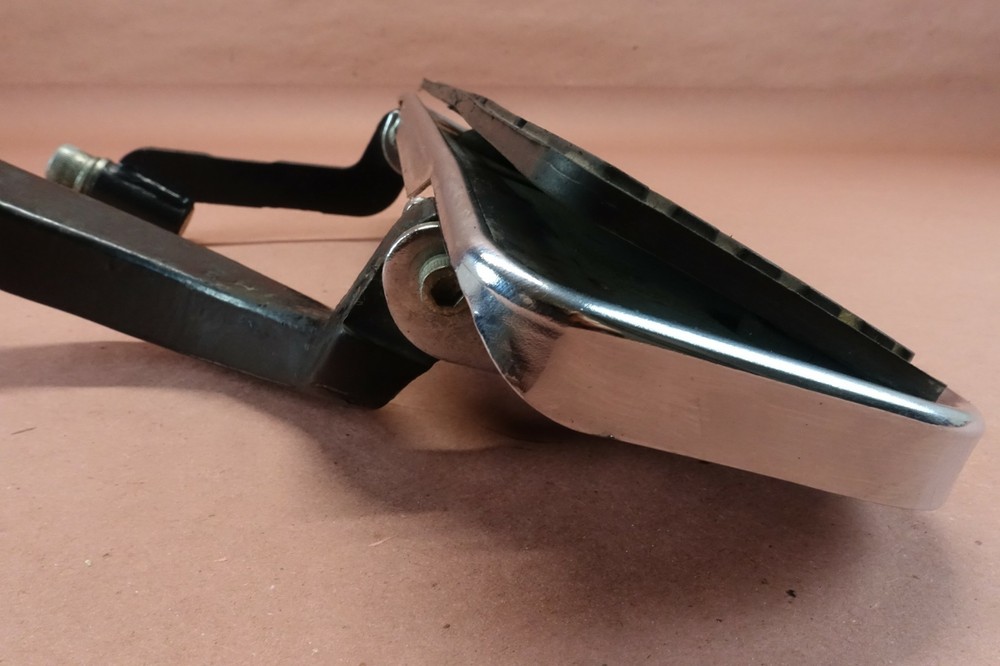 2000-2005 Harley Davidson Electra Glide FRONT RIGHT FOOT PEG BRACKET FOOT REST