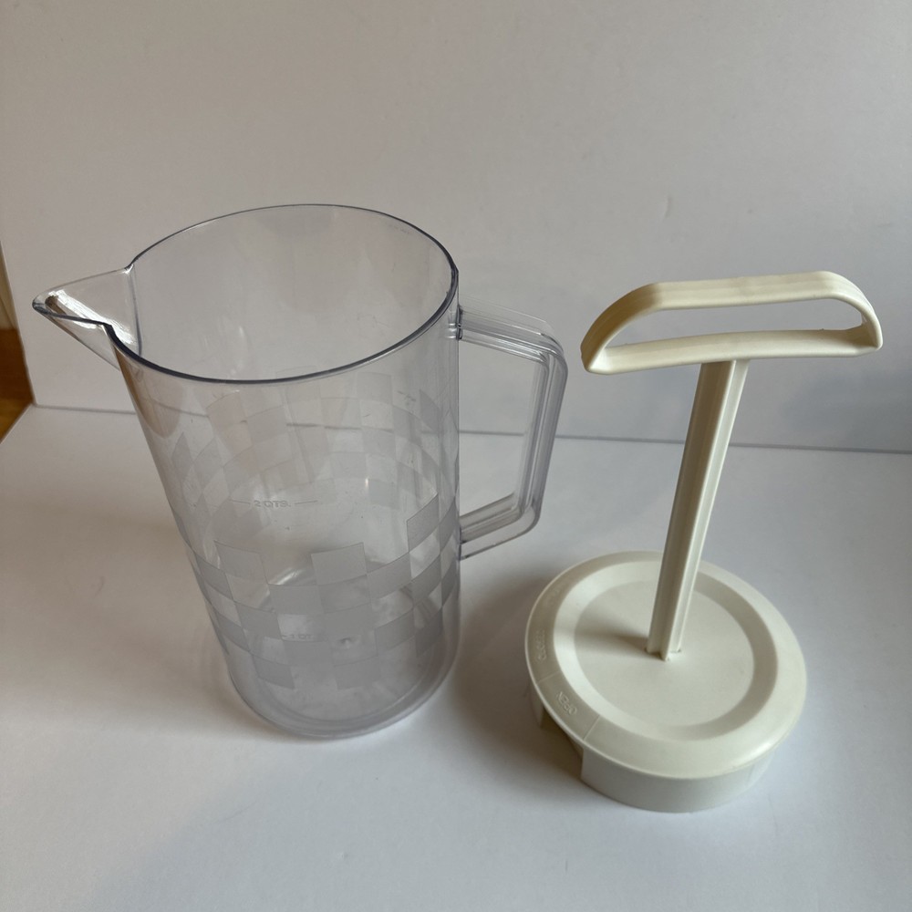 Pampered Chef Quick-Stir Pitcher 2 Quart Checkerboard Pattern White Lid