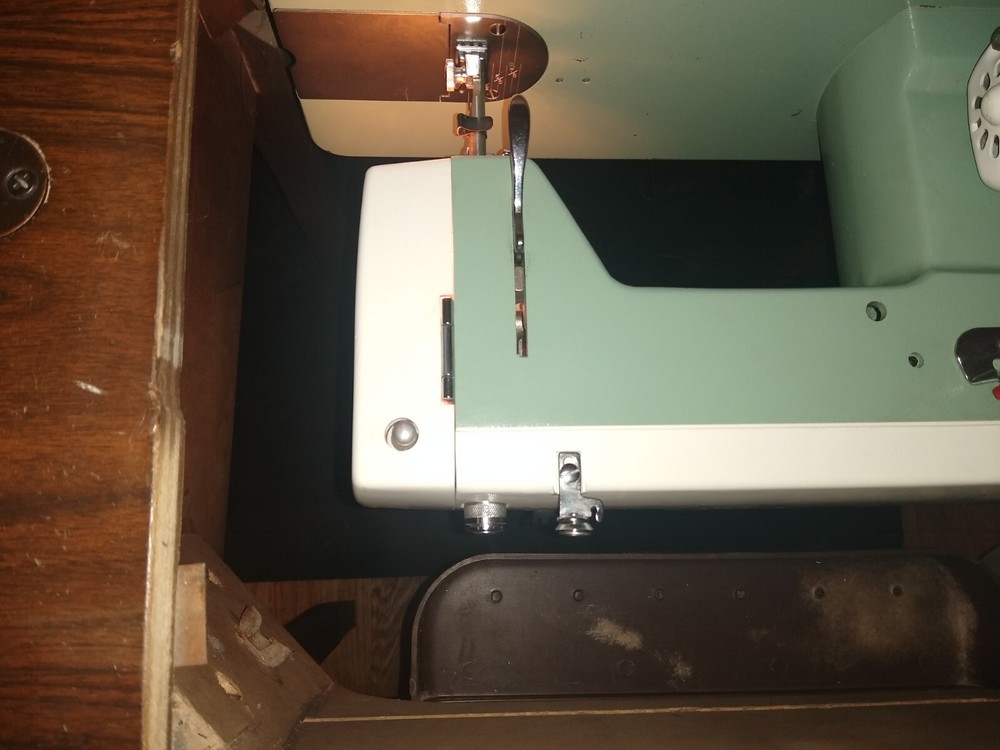 Vintage DRESSMAKER ZIGZAG MODEL 290A