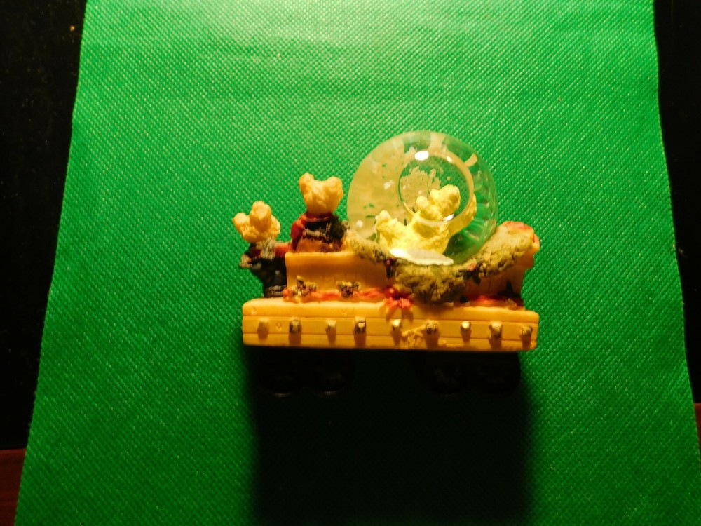BEARS ON A TRAIN GLOBE FIGURINE! c463UXX