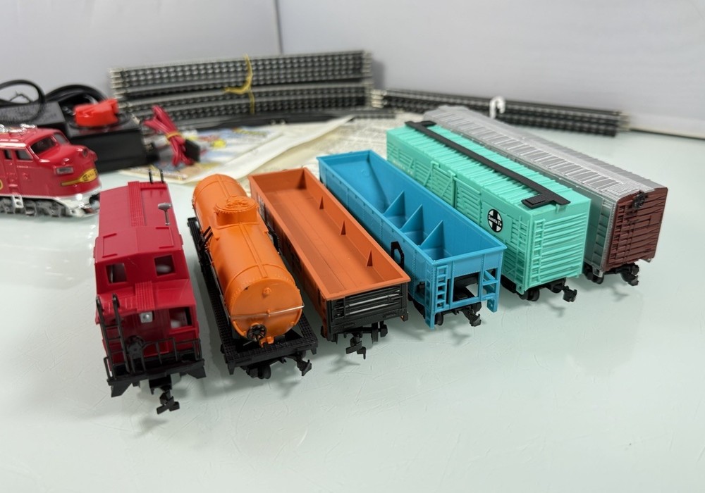 VTG 7pc Bachmann Santa Fe HO Scale Electric Train Set, Oval Track & Controller
