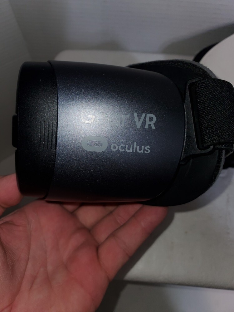 Lot of 2 Samsung Gear VR Black with Controller, White No Controller Untested