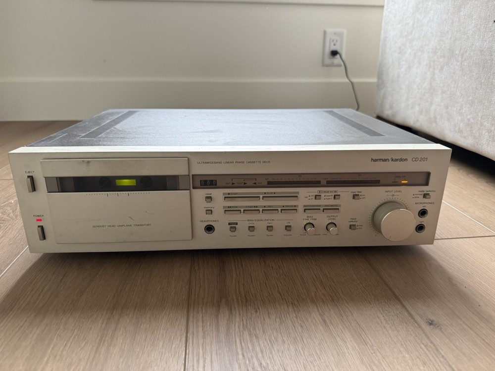 Harmon/Kardon  CD 201. Ultrawideband Linear Phase Cassette. Powers On Clean