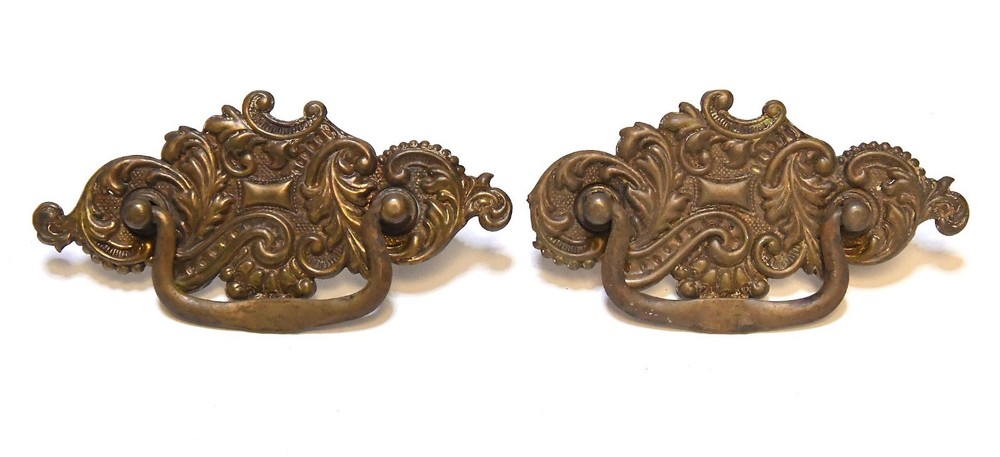 2 MATCHING VINTAGE DECORATIVE PRESS BRASS DRAWER PULL / HANDLE